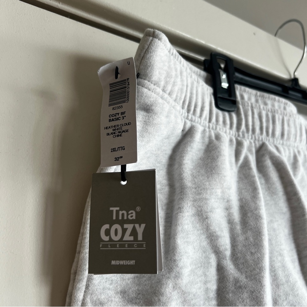 Aritzia TNA Cozy Boyfriend Basic Shorts 3” - Picture 2 of 4